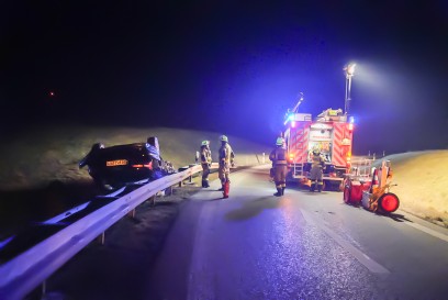 Neuhausen: A8 PKW kommt von der Fahrbahn ab und ueberschlaegt sich - Fahrer verletzt 