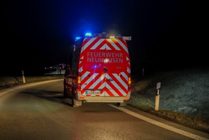 Neuhausen: A8 PKW kommt von der Fahrbahn ab und ueberschlaegt sich - Fahrer verletzt 