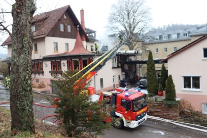 Nagold: Brand von Fahrzeugen und Wohngebaeuden - Millionenschaden Nagold (ots)