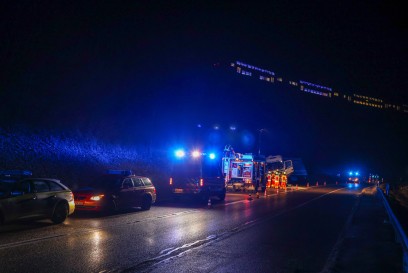 Geislingen: Laster kommt von der Strasse ab - Muedigkeit und Alkohol fuehrten wohl zu dem Unfall