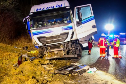 Geislingen: Laster kommt von der Strasse ab - Muedigkeit und Alkohol fuehrten wohl zu dem Unfall