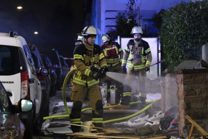 Stuttgart: Wohnungsbrand in Stuttgart-Sued – Feuerwehr bekaempft Glutnester im Dachbereich