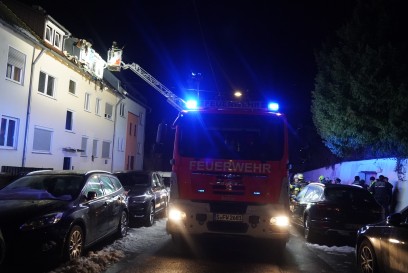 Stuttgart: Wohnungsbrand in Stuttgart-Sued – Feuerwehr bekaempft Glutnester im Dachbereich