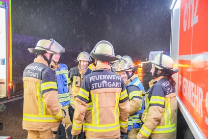 Plieningen: PKW brennt komplett aus - Stau auf A8 hoehe Flughafen