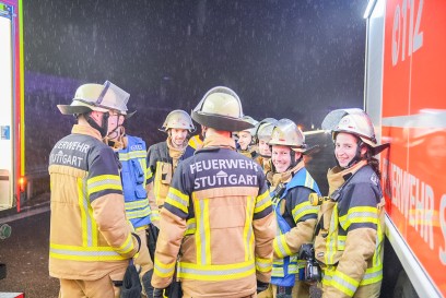 Plieningen: PKW brennt komplett aus - Stau auf A8 hoehe Flughafen