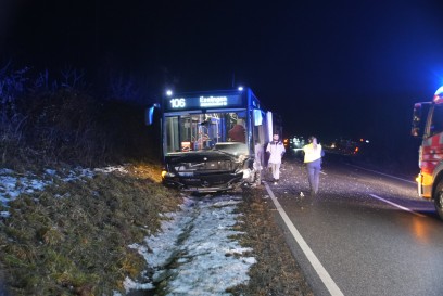 Esslingen: Auto will ueberholen, zwei Linienbussemuessen muessen ausweichen und landen im Graben
