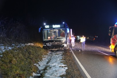 Esslingen: Auto will ueberholen, zwei Linienbussemuessen muessen ausweichen und landen im Graben