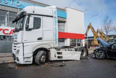Boeblingen: Mutmaslich Gas mit Bremse verwechselt und in LKW Zugmaschine gefahren