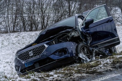 Weil der Stadt: VW kommt in Gegenverkehr - zwei Verletzte