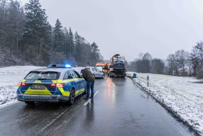Weil der Stadt: VW kommt in Gegenverkehr - zwei Verletzte
