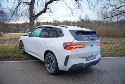 Ohmden: BMW Fahrer prallt gegen Baum - Fahrer verletzt - Strasse gesperrt 