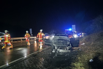 Leonberg: PKW geht in Autobahnausfahrt in Flammen auf