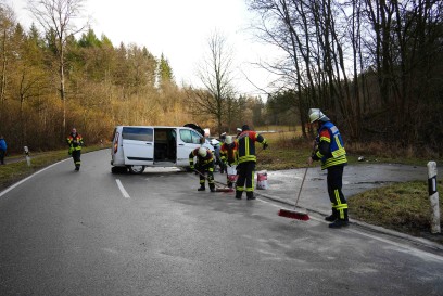 Gaertringen: VW landet nach Frontalszusammenstoss im Gruenstreifen