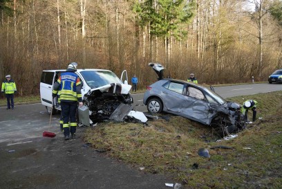 Gaertringen: VW landet nach Frontalszusammenstoss im Gruenstreifen
