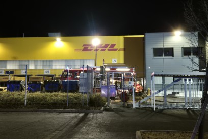 Holzgerlingen: Mehrere Rollcontainer brennen in Paketzentrum