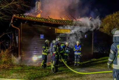 Suessen: Vereinsheim steht in Flammen - Grosseinsatz fuer die Feuerwehr