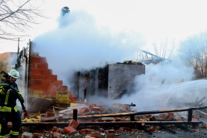 Suessen: Vereinsheim steht in Flammen - Grosseinsatz fuer die Feuerwehr