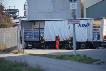Filderstadt: Grosseinsatz nach Gefahrgutaustritt - Hauptstrasse voll gesperrt  - Fass auf LKW beschaedigt 