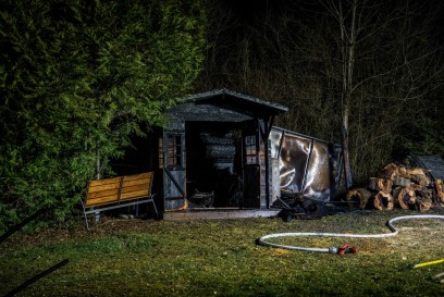 Gauefelden: Gartenhuette vollstaendig ausgebrannt