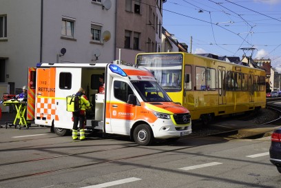 Stuttgart Wangen  Stadtbahn mit Person verunfallt