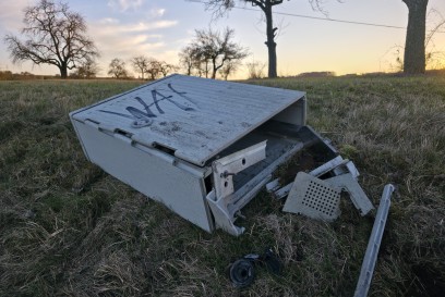 POL-LB: Weil im Schoenbuch - Misslungener Abbiegevorgang fuehrt zu Frontalunfall und endet fuer ein Fahrzeug im Acker