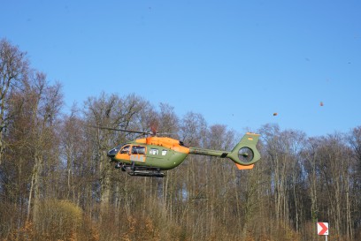 Geislingen Steige: Schwerer Verkehrsunfall - Transporter kommt von Fahrbahn ab - Bundeswehr Hubschrauber im Einsatz