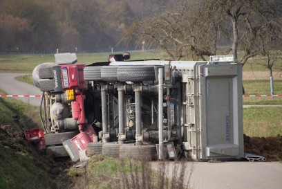 Neckarhausen: Verkehrsunfall mit Lkw und Pkw