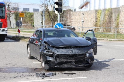 Ehningen: Zwei Mercedes stossen auf Kreuzung zusammen