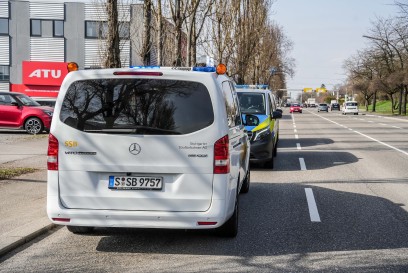Sindelfingen: Linienbus knallt gegen Baum - eine Person verletzt