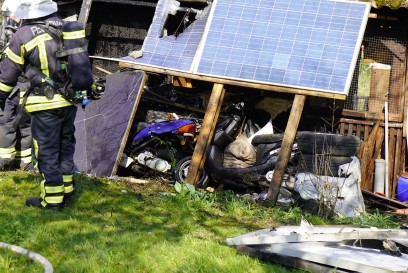 Waiblingen: Brand auf Gartengrundstueck – Feuerwehr im Grosseinsatz