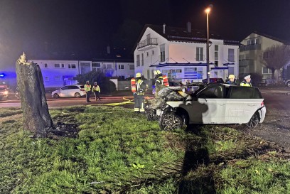 POL-LB: Renningen - PKW kollidiert mit Baum und faengt Feuer Ludwigsburg (ots)