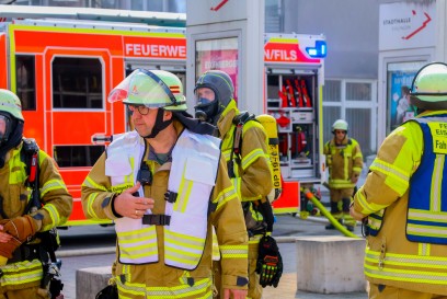 Eislingen: Balkon in Flammen – Starke Kraefte von Feuerwehr und Rettungsdienst vor Ort