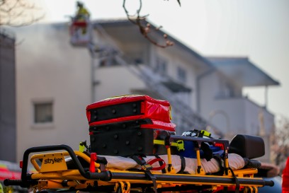 Eislingen: Balkon in Flammen – Starke Kraefte von Feuerwehr und Rettungsdienst vor Ort