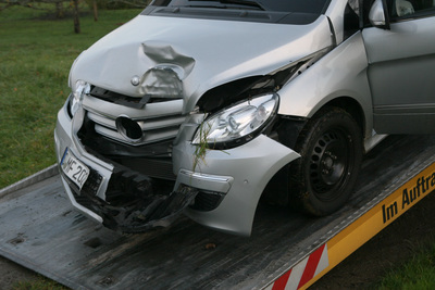 Stetten: PKW rollt Hanghinab und faehrt gegen Baum