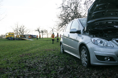 Stetten: PKW rollt Hanghinab und faehrt gegen Baum