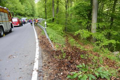 19-Jaehrige kommt von Fahrbahn ab in Bad Urach