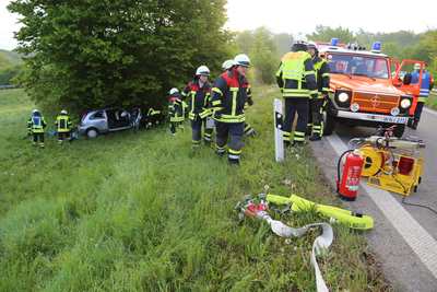 Schwaikheim: PKW kommt von Fahrbahn ab und prallt gegen Baum