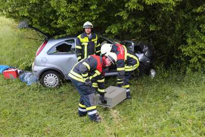 Schwaikheim: PKW kommt von Fahrbahn ab und prallt gegen Baum