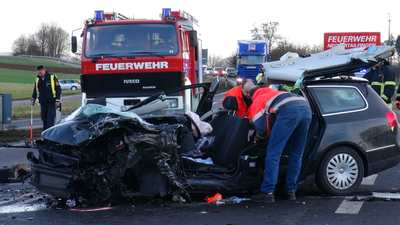 Schlaitdorf: Schwerer Verkehrsunfall mit eingeklemmter Person