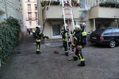 Stuttgart: Blumenkasten faengt Feuer