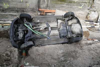 Stuttgart- Feuerbach: PKW landet in Baugrube