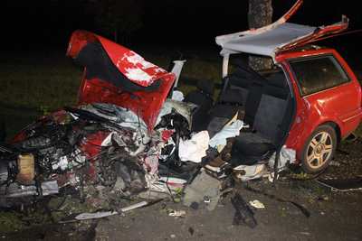 Reutlingen: 24-Jaehriger kommt von Fahrbahn ab und prallt gegen Baum