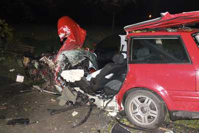 Reutlingen: 24-Jaehriger kommt von Fahrbahn ab und prallt gegen Baum