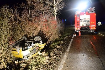 Beuren: PKW kommt bei Glatteis von der Fahrbahn ab